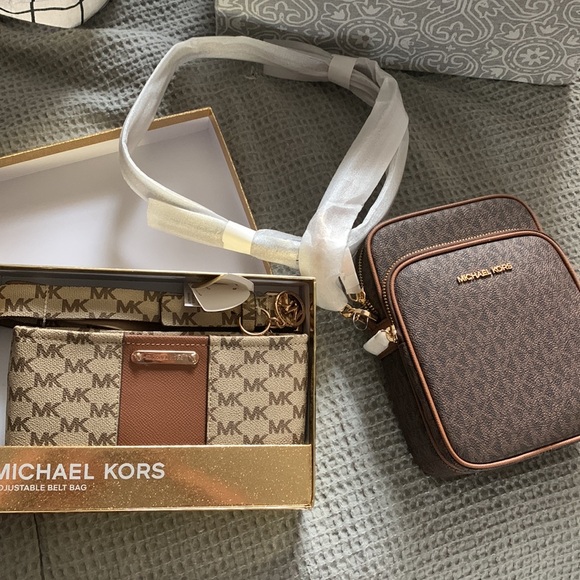 Authentic MICHAEL KORS side bag bundle NWT - Picture 2 of 2